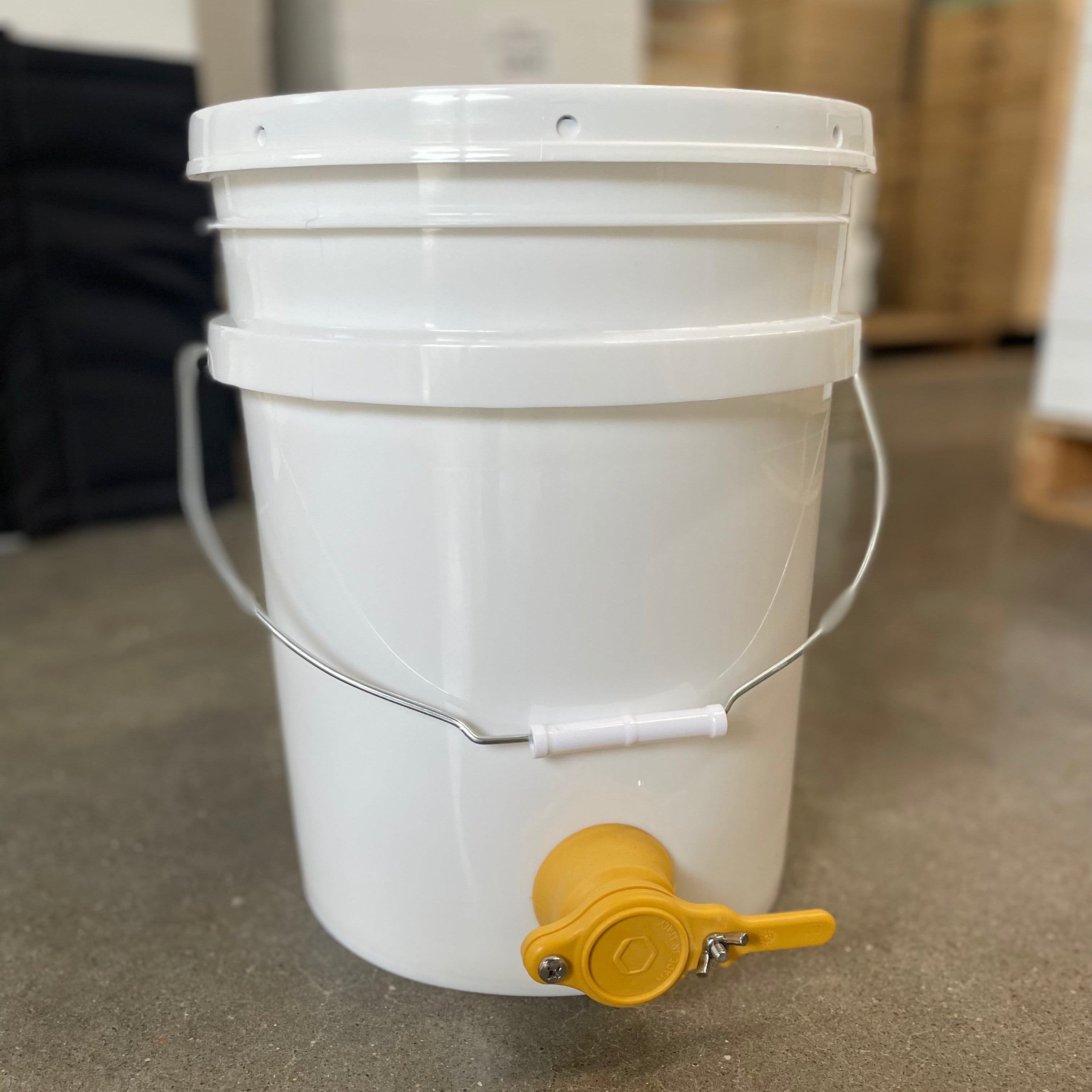 5 GALLON BUCKET WITH HONEY GATE