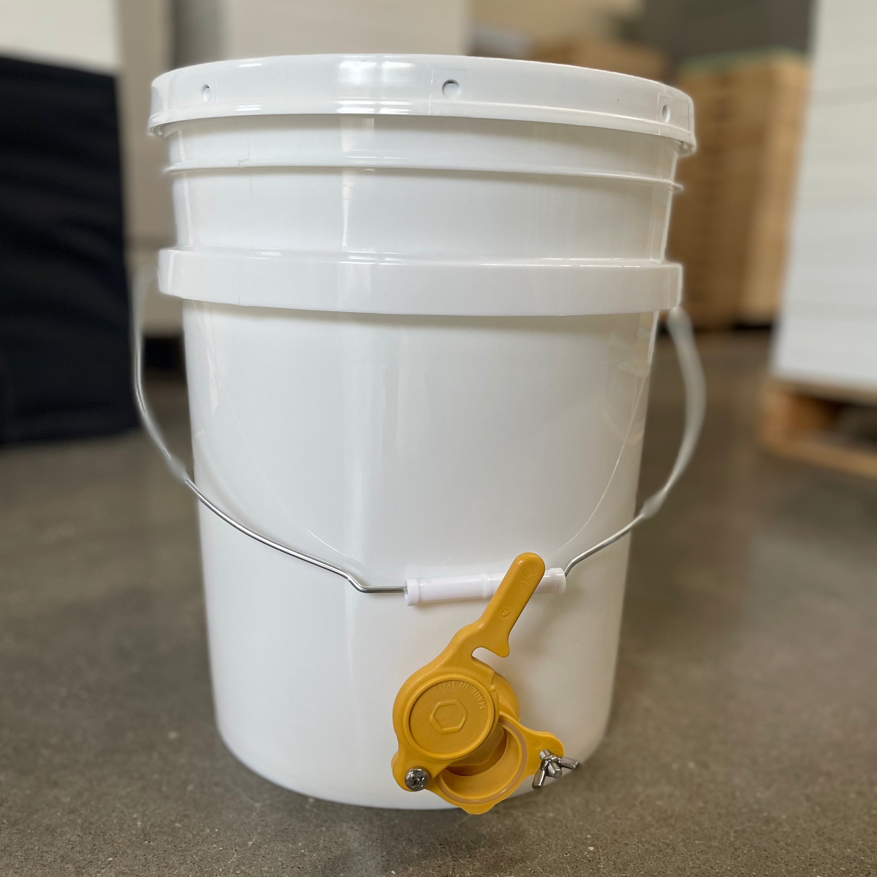 5 GALLON BUCKET WITH HONEY GATE